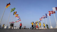 FOTO :Bendera negara-negara yang bersaing melambai tertiup angin di Doha Corniche pada hari sebelum dimulainya Piala Dunia Sepak Bola di Doha, Qatar, 19 November 2022 © AP-WK/ Martin Meissner